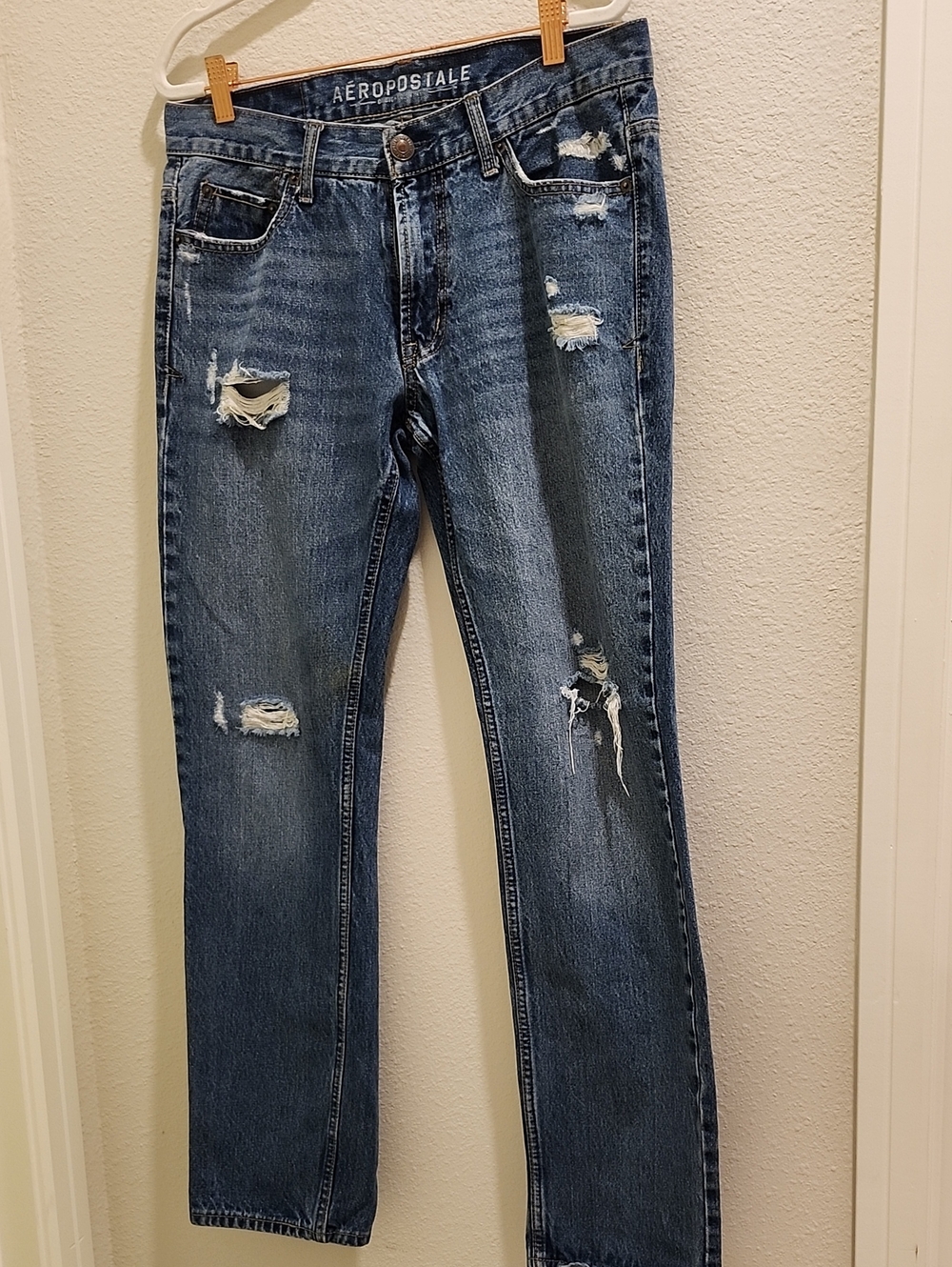 Aeropostale Men’s Distressed Medium Blue Denim  Straight Leg Jeans 30x32
